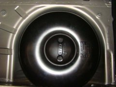 ESM Autogastechnik rüstet um - hier der Gastank im Dacia Sandero 1.2 55 KW